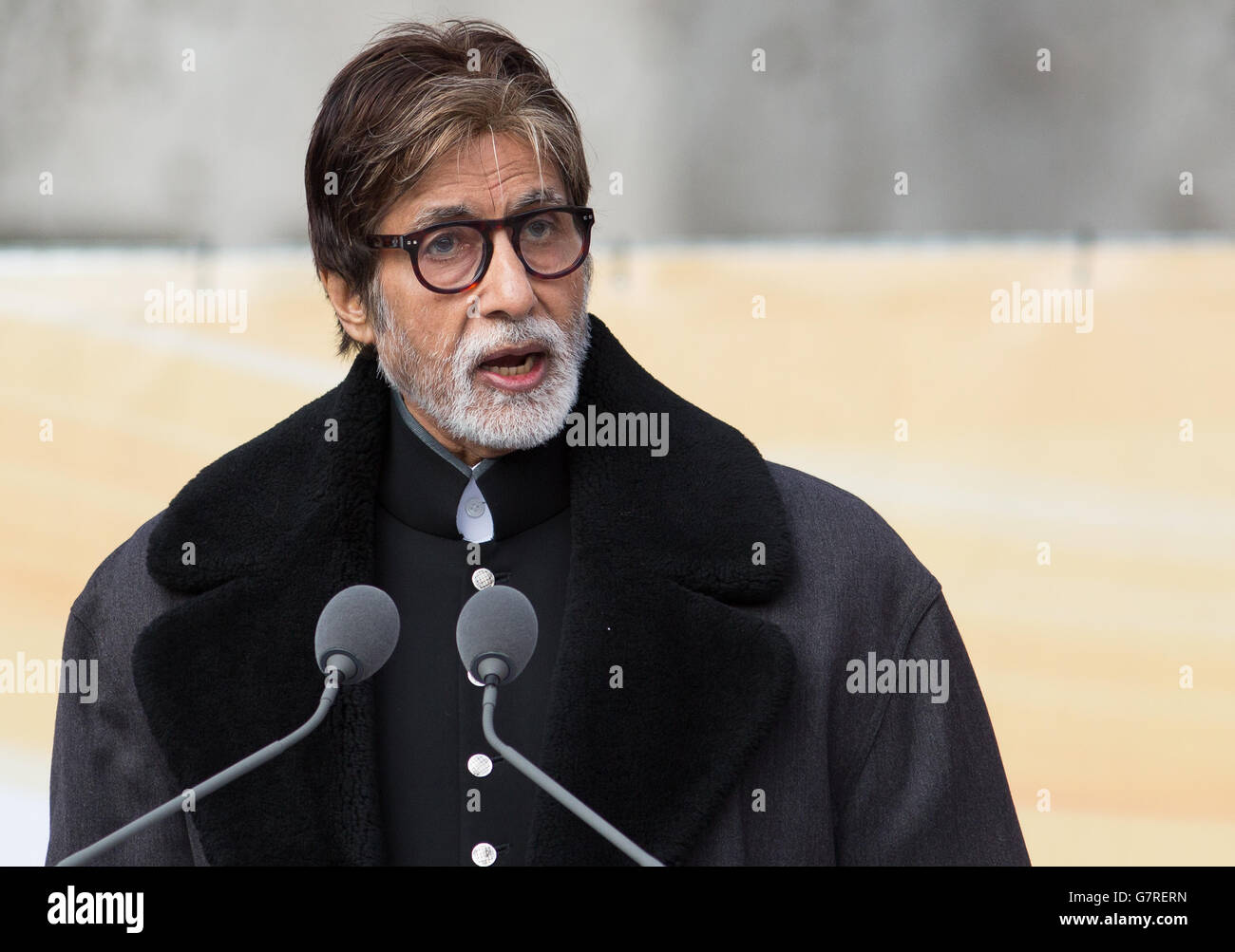 Bollywood-Schauspieler Amitabh Bachchan hält eine Rede während der Enthüllung der Mahatma Gandhi-Statue auf dem Parliament Square in London. Stockfoto