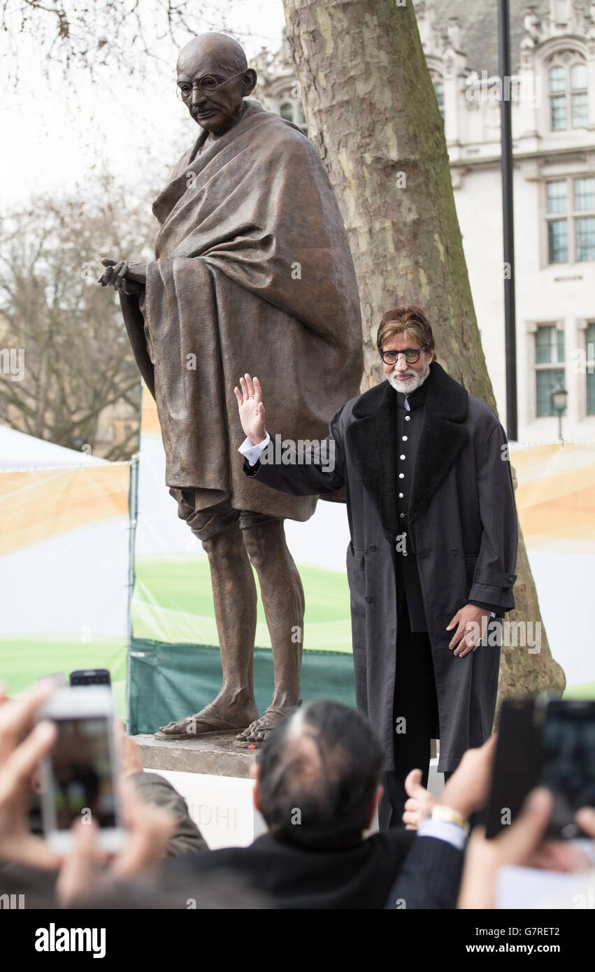 Bollywood-Schauspieler Amitabh Bachchan während der Enthüllung der Mahatma Gandhi-Statue auf dem Parliament Square in London. Stockfoto