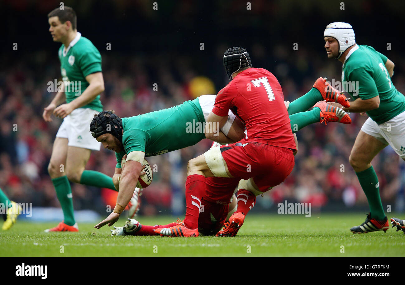 Der irische Sean O'Brien wird vom walisischen Dan Lydiate (Nr. 6) und Sam Warburton (Nr. 7) während des RBS 6 Nations-Spiels im Millennium Stadium in Cardiff angegangen. Stockfoto