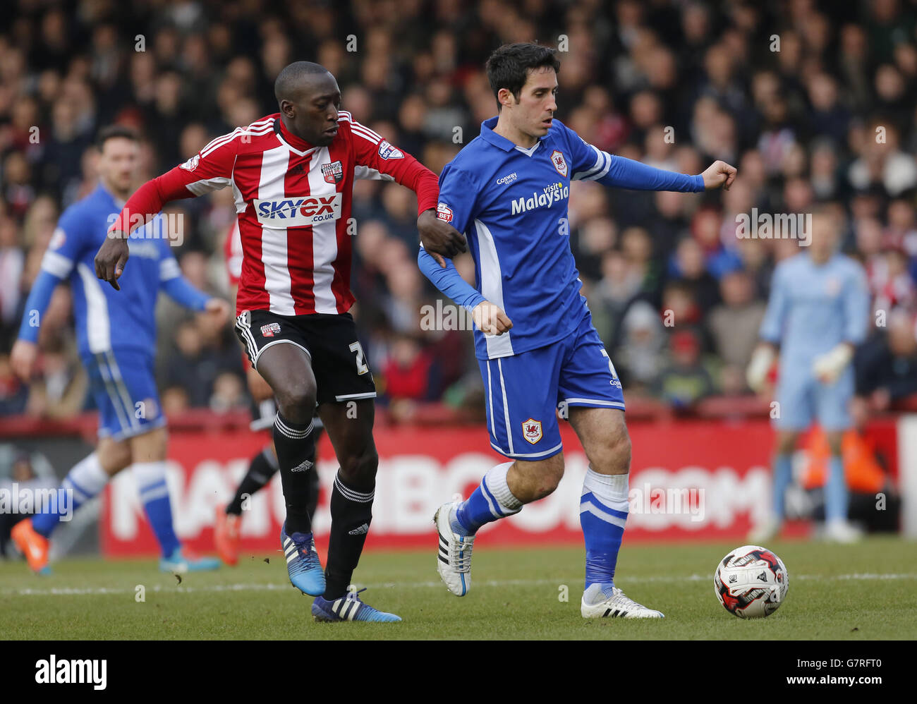 Brentfords Toumani Diagouraga und Peter Whittingham von Cardiff City kämpfen um Der Ball Stockfoto