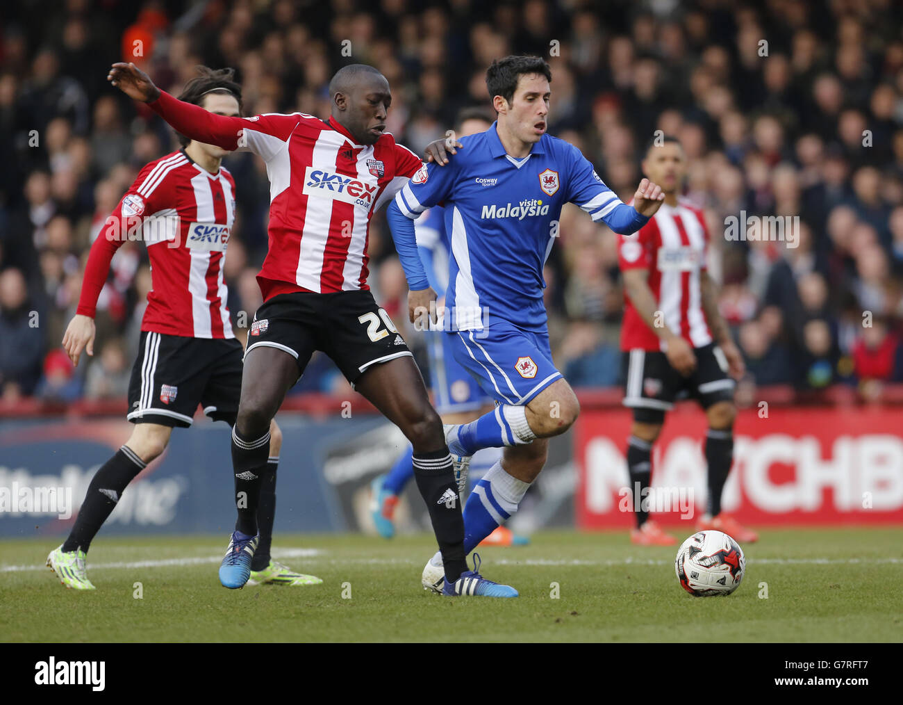 Brentfords Toumani Diagouraga und Peter Whittingham von Cardiff City kämpfen um Der Ball Stockfoto