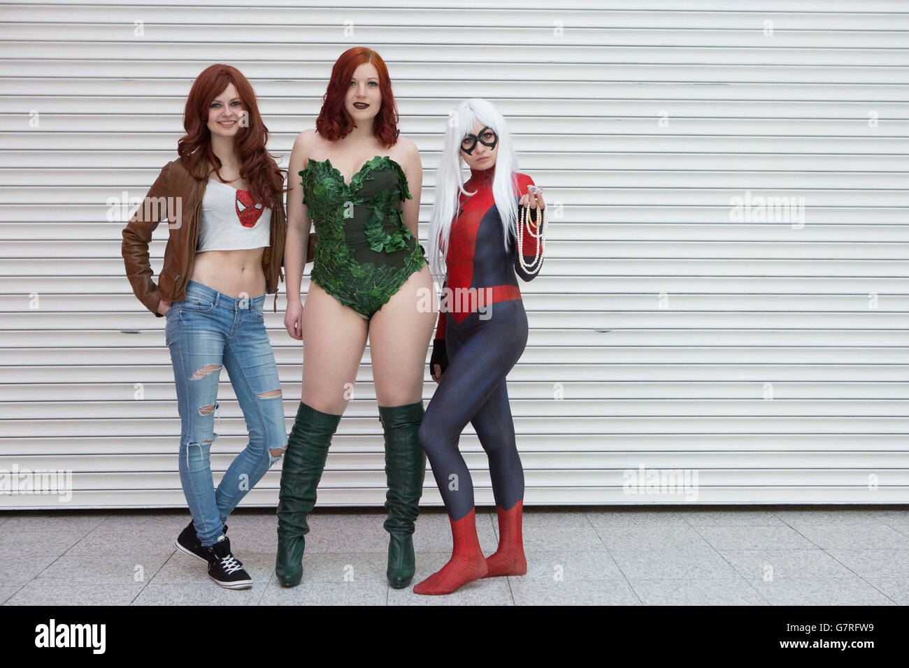 (Links - rechts) Penny Bune als Mary Jane aus Spiderman, Lise (Nachname nicht angegeben) als Posion Ivy aus Batman und Hannah Brown als Black Cat in einem Spider Suit auf der London Super Comic Convention in Excel, London. Stockfoto