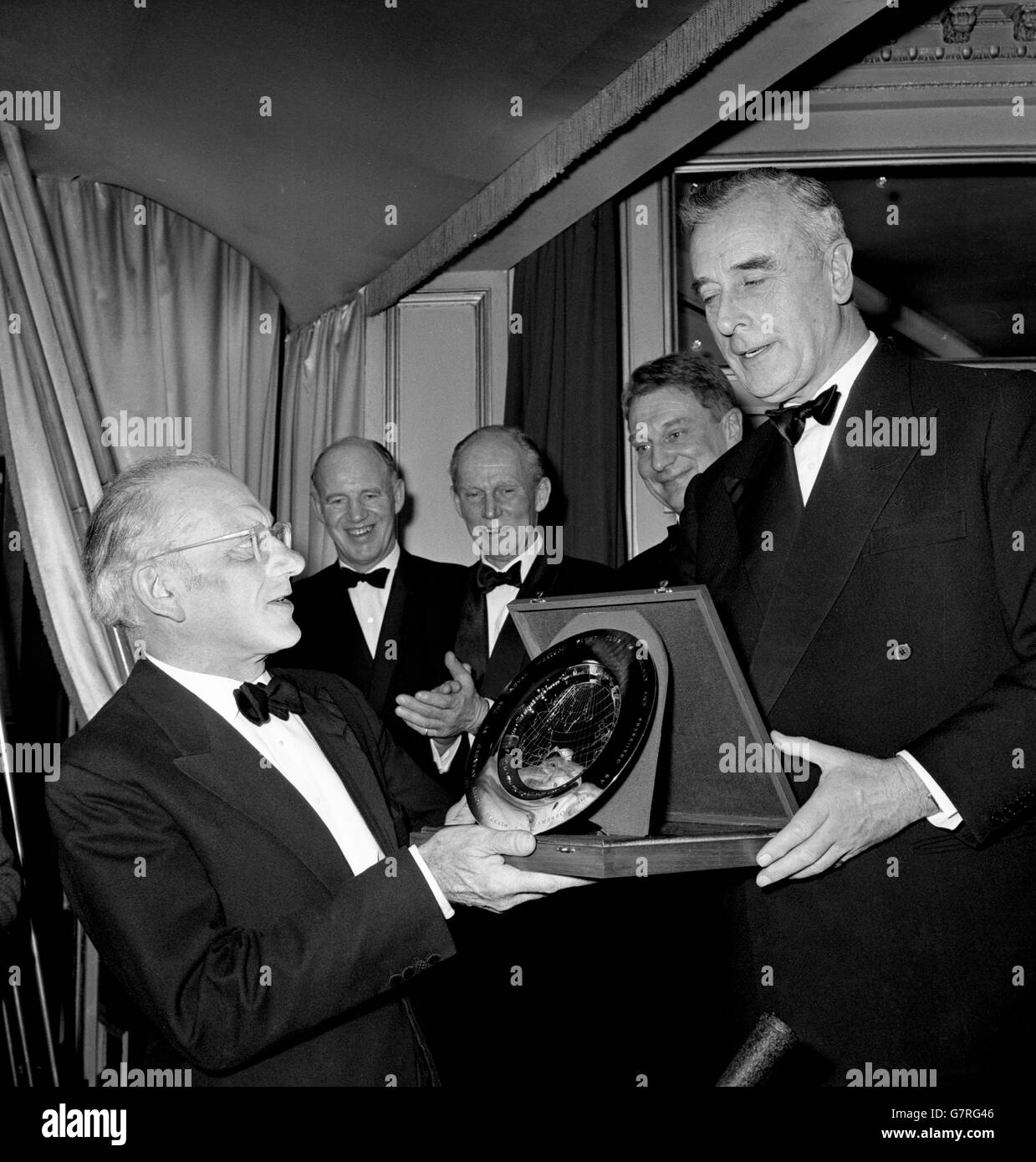 Francis Chichester wurde beim Award Dinner für das einhändige transatlantische Jachtrennen 1964 vom Admiral der Flotte Earl Mountbatten aus Burma mit der Trophäe für den zweiten Platz ausgezeichnet. Francis Chichester, segelnd Gipsy Moth III, wurde Zweiter von Leutnant Eric Tabarly von der französischen Marine. Stockfoto