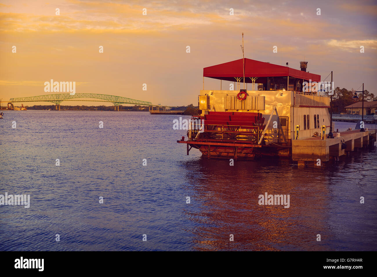 Dampfer in Jacksonville Florida USA bei Sonnenuntergang Stockfoto