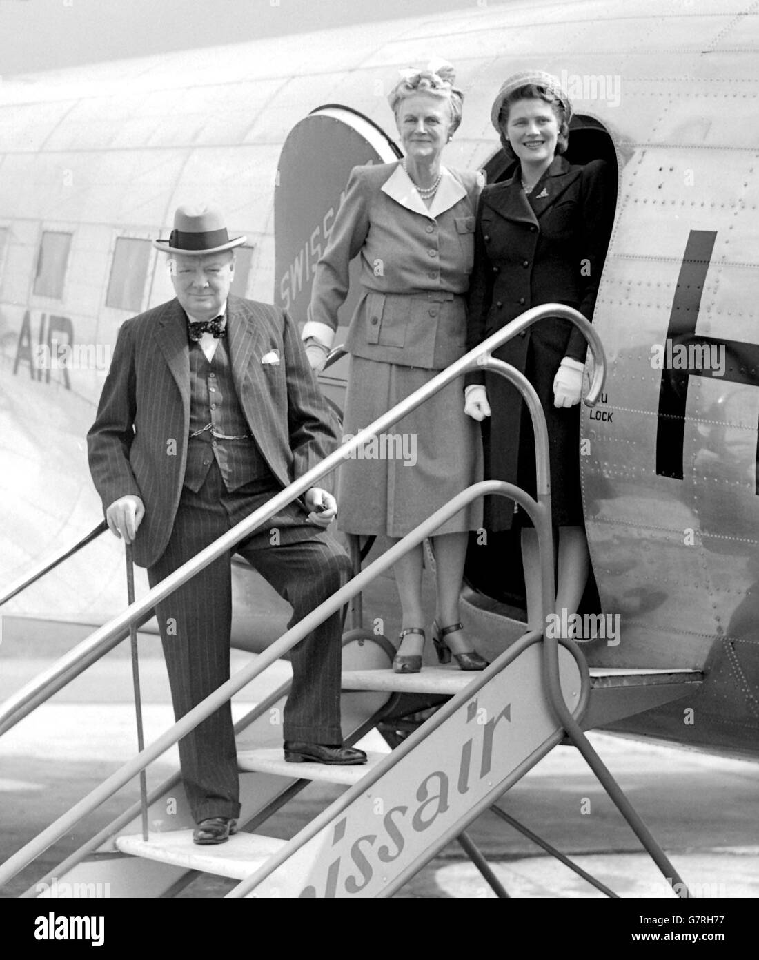 Herr und Frau Churchill, zusammen mit Frau Mary Churchill, auf den Stufen ihres Flugzeugs auf dem Flugplatz Biggin Hill in London, bevor sie in die Schweiz aufbricht. Sie besuchen Schweizer Freunde, die ihnen eine Villa am Genfer See zur Verfügung gestellt haben. Stockfoto