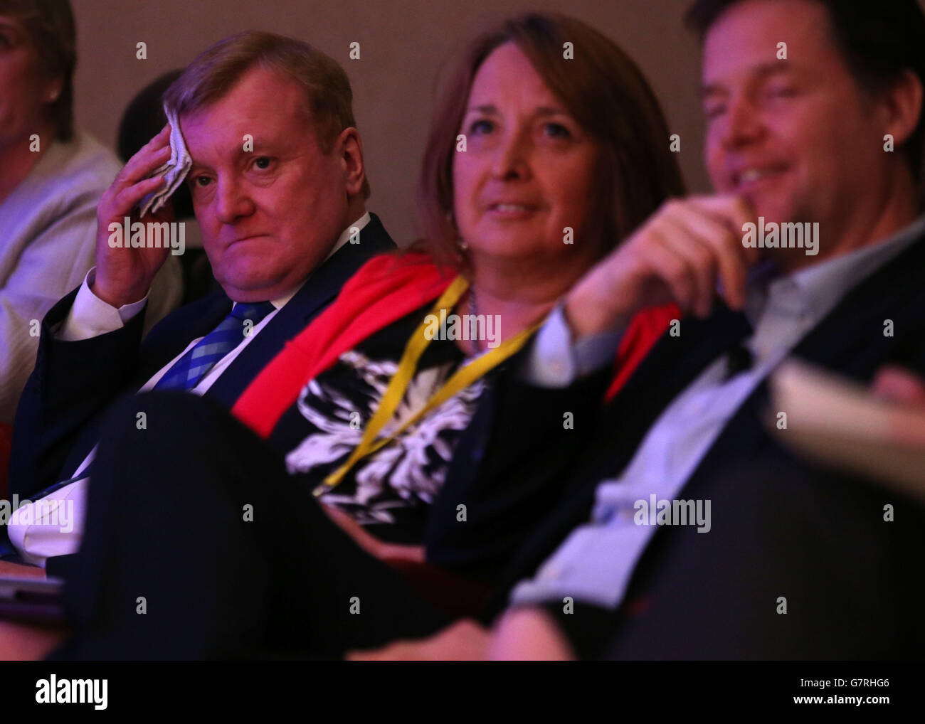 Der ehemalige Führer der Liberaldemokraten, Charles Kennedy (links), wischt sich bei der Frühjahrstagung der schottischen Liberaldemokraten im Aberdeen Exhibition and Conference Center die Stirn. Stockfoto