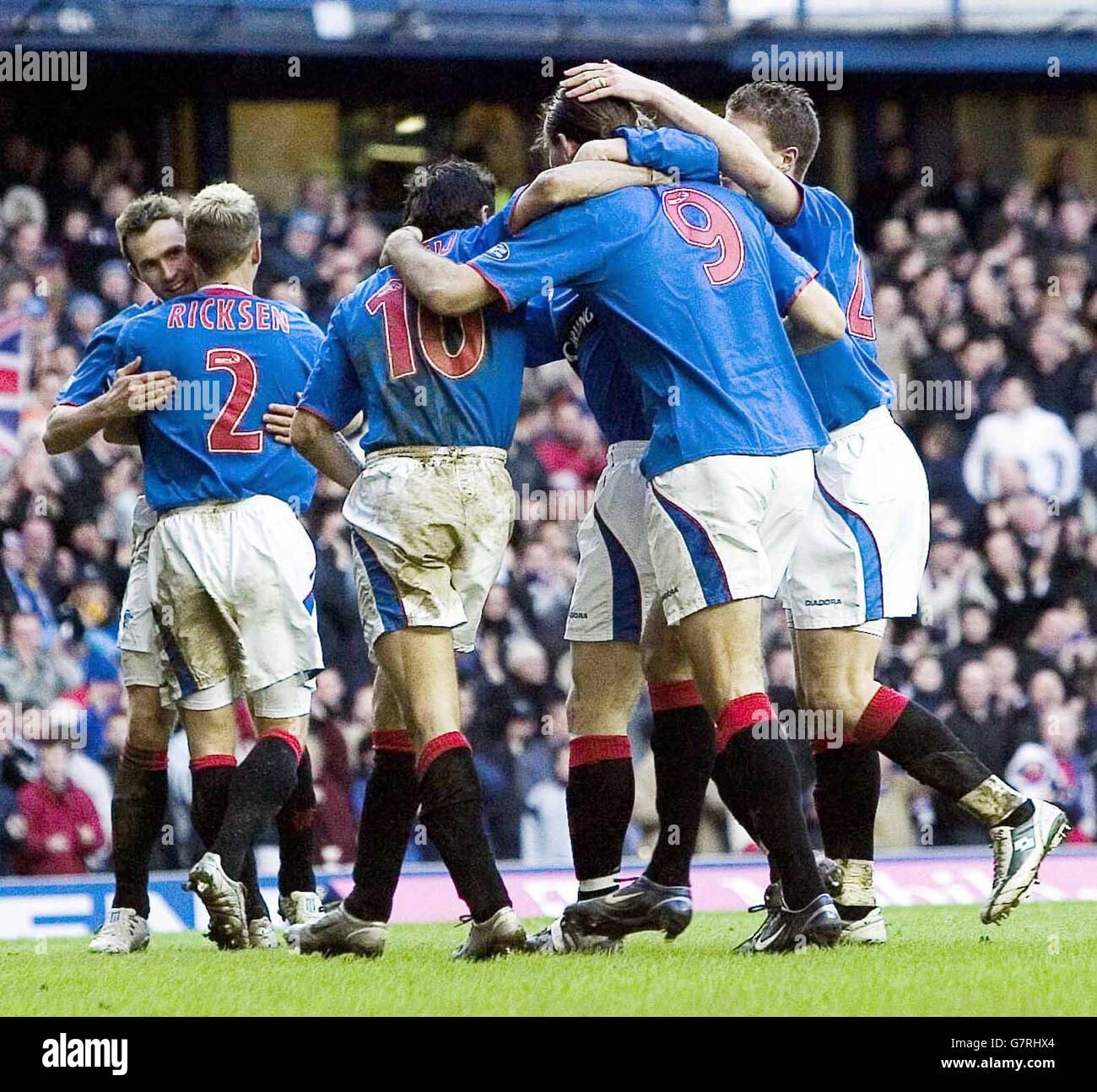 Fußball - Bank of Scotland Premier Division - Rangers / Hibernian - Ibrox Stadium. Dado pRSo (Nummer 9) feiert mit seinen Teamkollegen, nachdem er das zweite Tor seines Teams gegen Hibernian erzielt hat Stockfoto