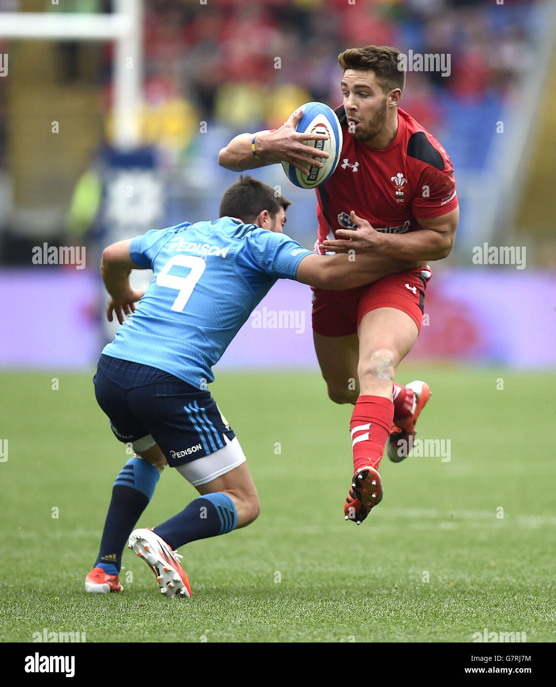 Wales' Rhys Webb (rechts) wird vom italienischen Edoardo Gori während des RBS Six Nations-Spiels 2015 im Stadio Olympico, Rom, Italien, angegangen. Stockfoto