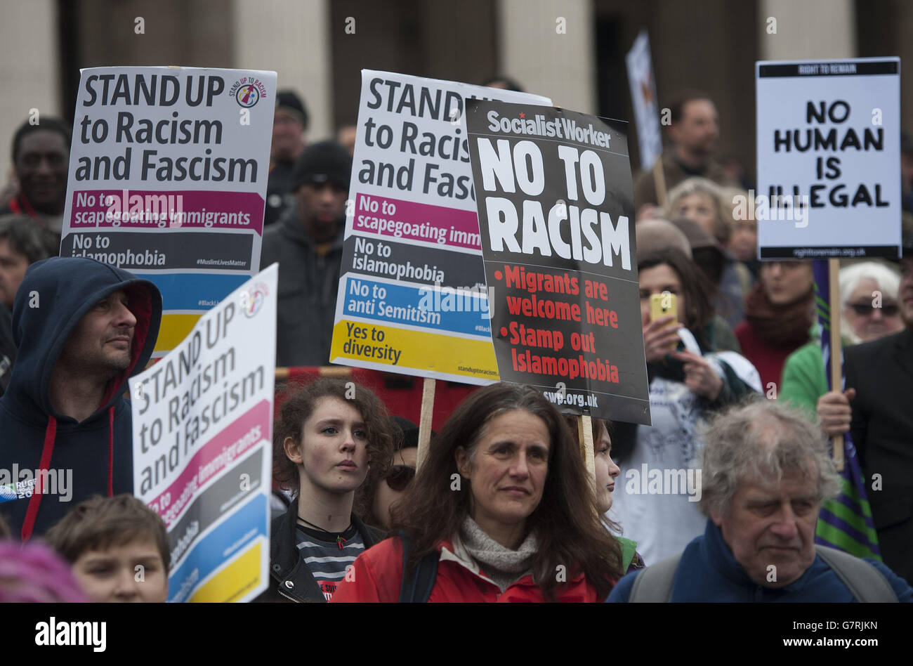Protestierende während der nationalen Demonstration „Stand Up to Racism and Fascism“ am Trafalgar Square in London. Stockfoto