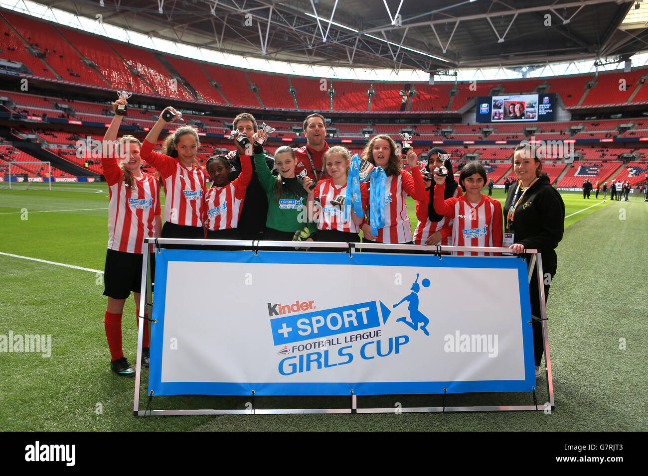 Elthorne High School vertreten Brentford feiern mit der Trophäe nach Sieg im Kinder+Sport Football League Girls Cup Finale Stockfoto