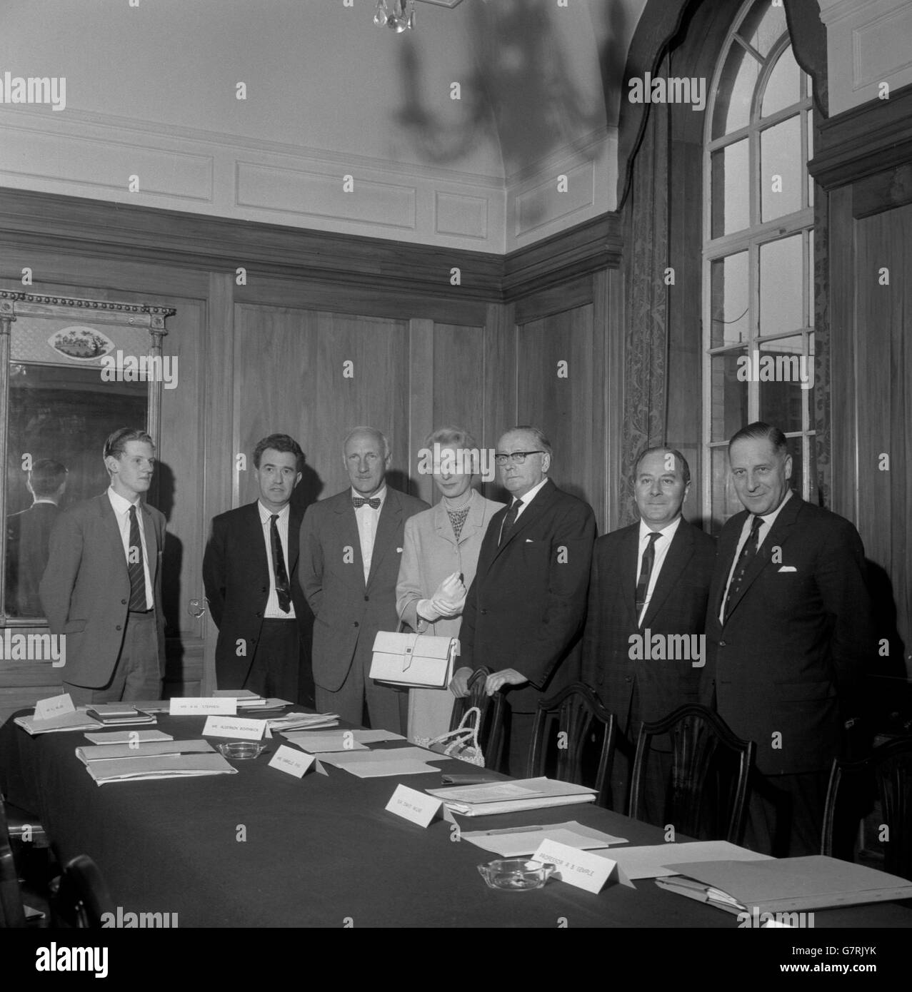 Mitglieder der Committee Inquince, die zum ersten Mal in Aberdeen über die Ursache des Typhus-Ausbruchs zusammentrat. (l-r) R. J. Walker (Edinburgh), A. M. Stephen, Algernon Borthwick (London), Gabrielle Pike (England und Nordwales), Sir David Milne, der Vorsitzende des Komitees, Professor R. B. Semple (Liverpool) und Dr. J. W. Howie (Aberdeen). Die Ausschussbeweise lautete: „die Ursache der primären Infektion beim jüngsten Ausbruch des Typhus-Fiebers in Aberdeen zu untersuchen und die Mittel zur Verbreitung zu ermitteln und zu berichten“. Stockfoto