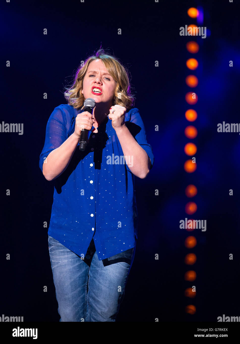 Kerry Godliman tritt in der Royal Albert Hall, London, in Unterstützung des Teenage Cancer Trust auf. Stockfoto