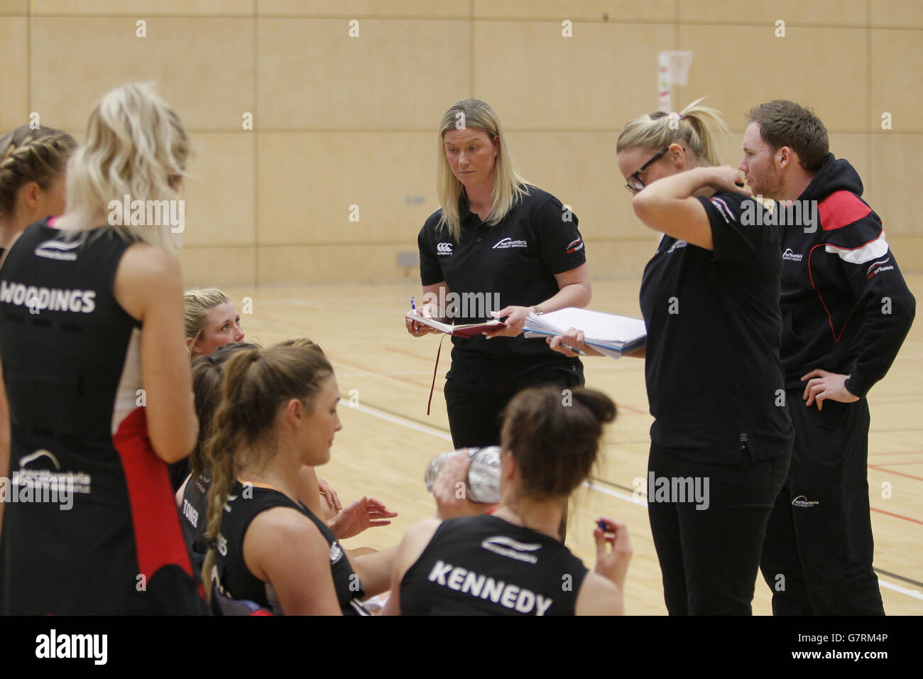 Netball - Superleague - Team Northumbria gegen Celtic Dragons - Sport Central Northumbria. Team Northumbria hält ein Teamgespräch ab. Stockfoto