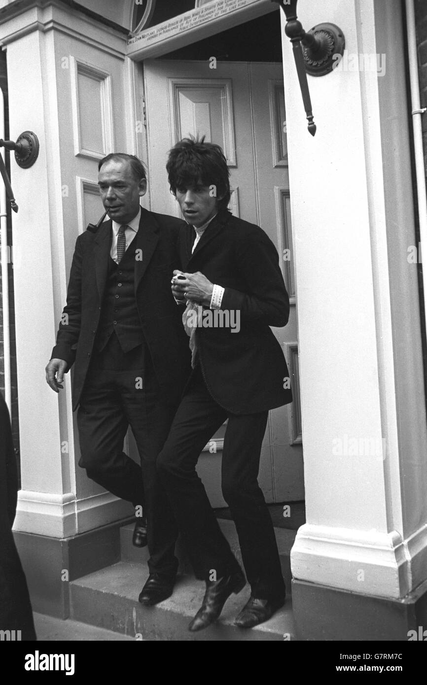 Keith Richards, 23-jähriger Lead-Gitarrist der Rolling Stones, verlässt nach der Mittagspause ein Hotel in Chichester, da er bei der West Sussex Quarter Session in Chichester zu einem Jahr Haft wegen Drogenanschuldigungen verurteilt wurde. Stockfoto