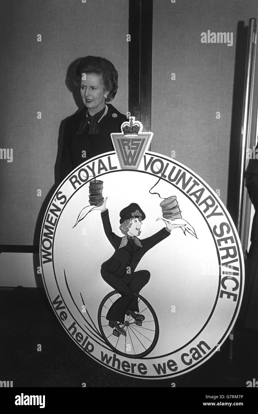 Premierministerin Margaret Thatcher steht im Bloomsbury Centre, London, hinter einem „Meals-on-wheels“-Cartoon, wo sie eine nationale Konferenz des Royal Voluntary Service (WRVS) für Frauen eröffnete und sprach. Stockfoto