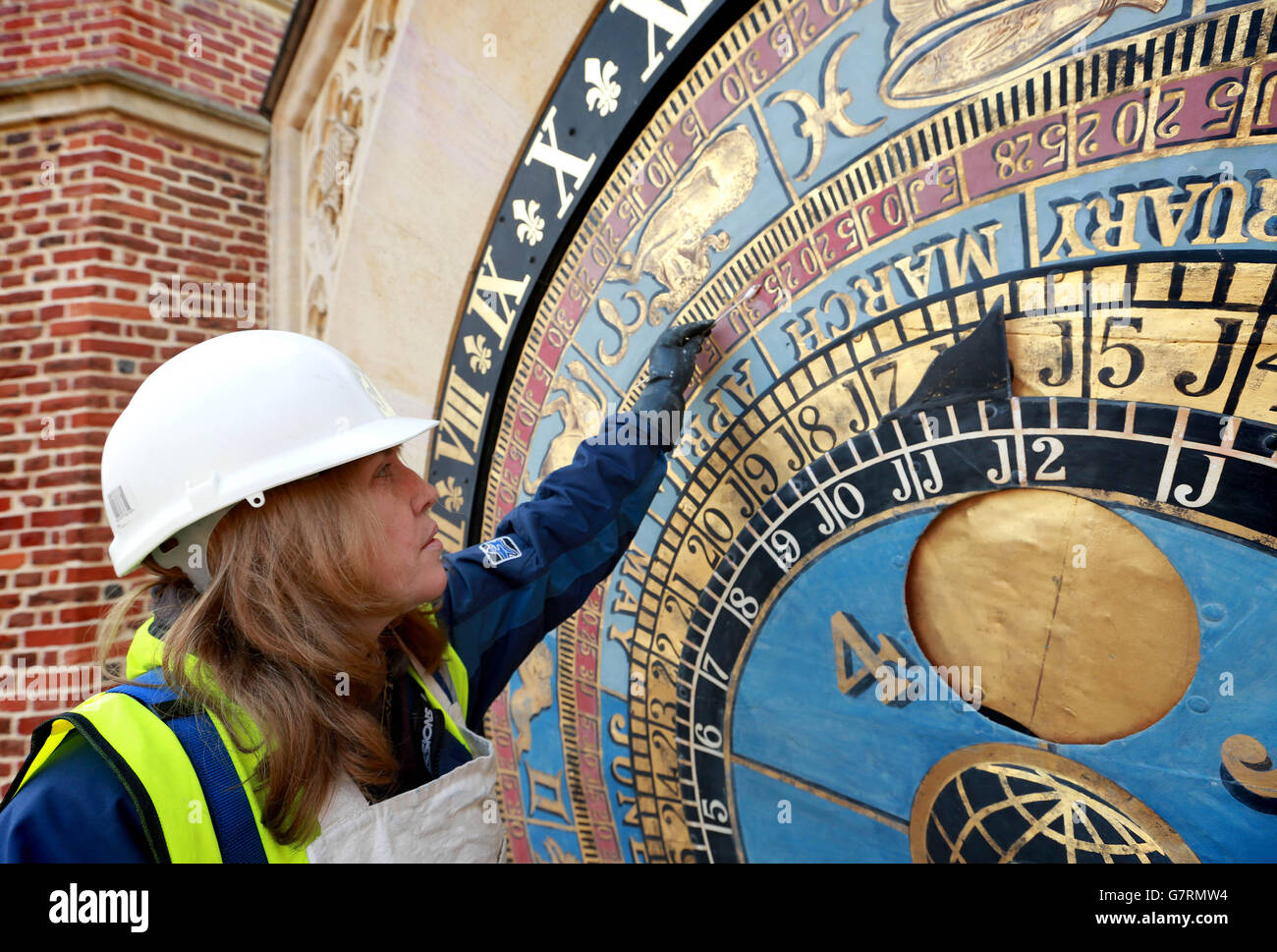 Astronomische Uhr Reinigung - Hampton Court Palace Stockfoto