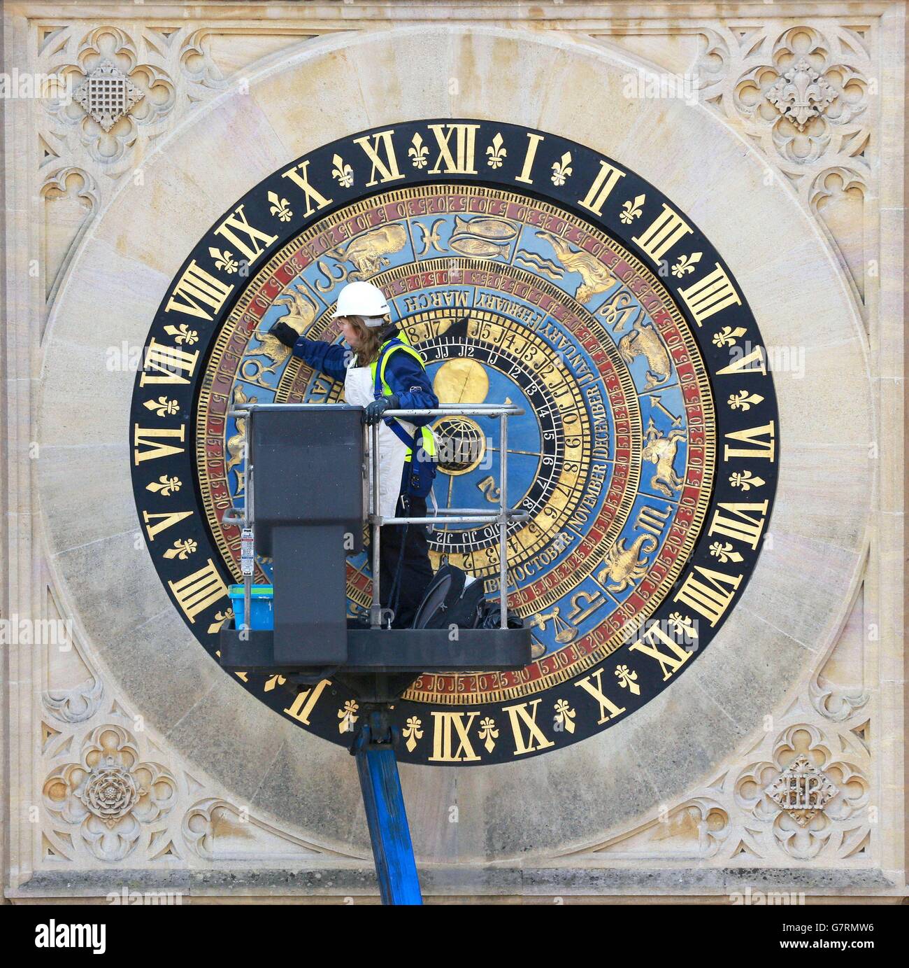 Astronomische Uhr Reinigung - Hampton Court Palace Stockfoto
