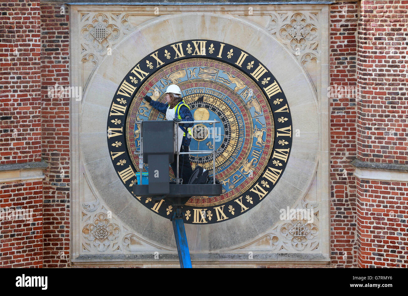 Astronomische Uhr Reinigung - Hampton Court Palace Stockfoto