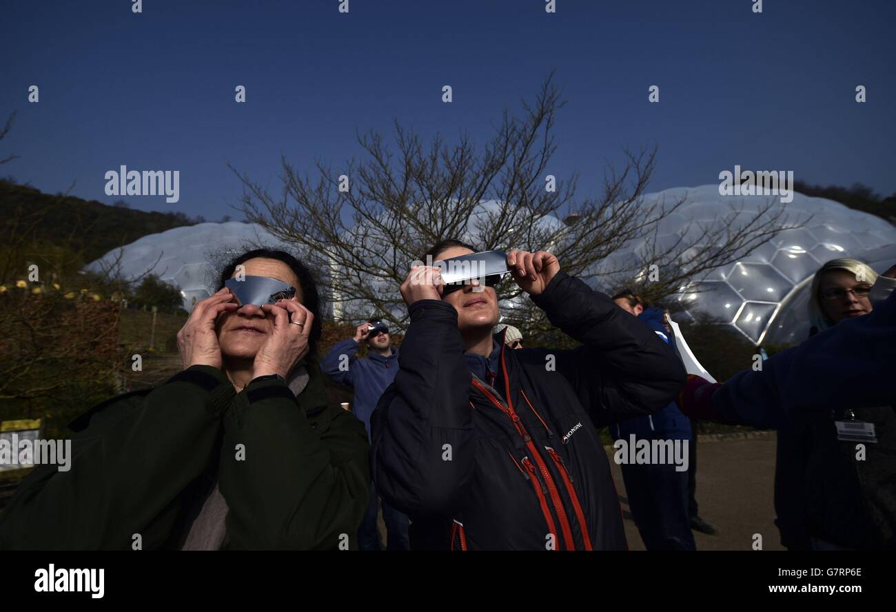 Die Menschen beobachten die Sonnenfinsternis über dem Eden Project in der Nähe von St. Austell in Cornwall. Stockfoto