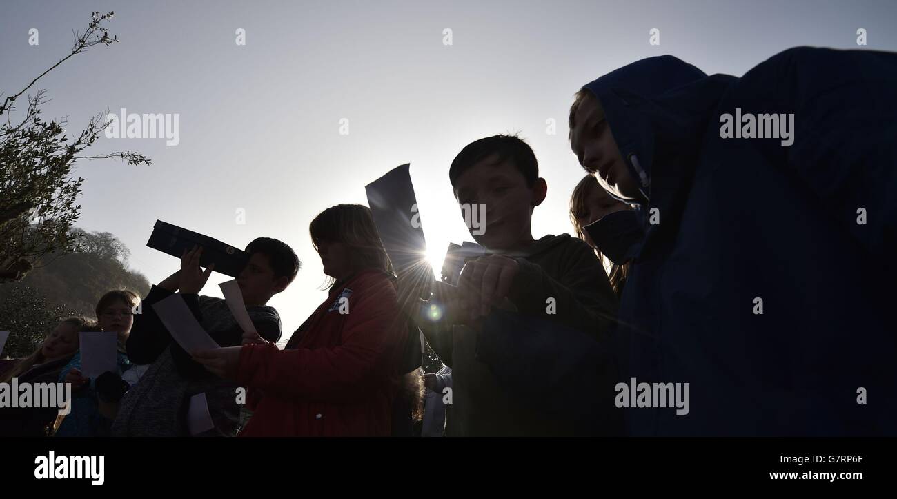 Die Menschen beobachten die Sonnenfinsternis über dem Eden Project in der Nähe von St. Austell in Cornwall. Stockfoto