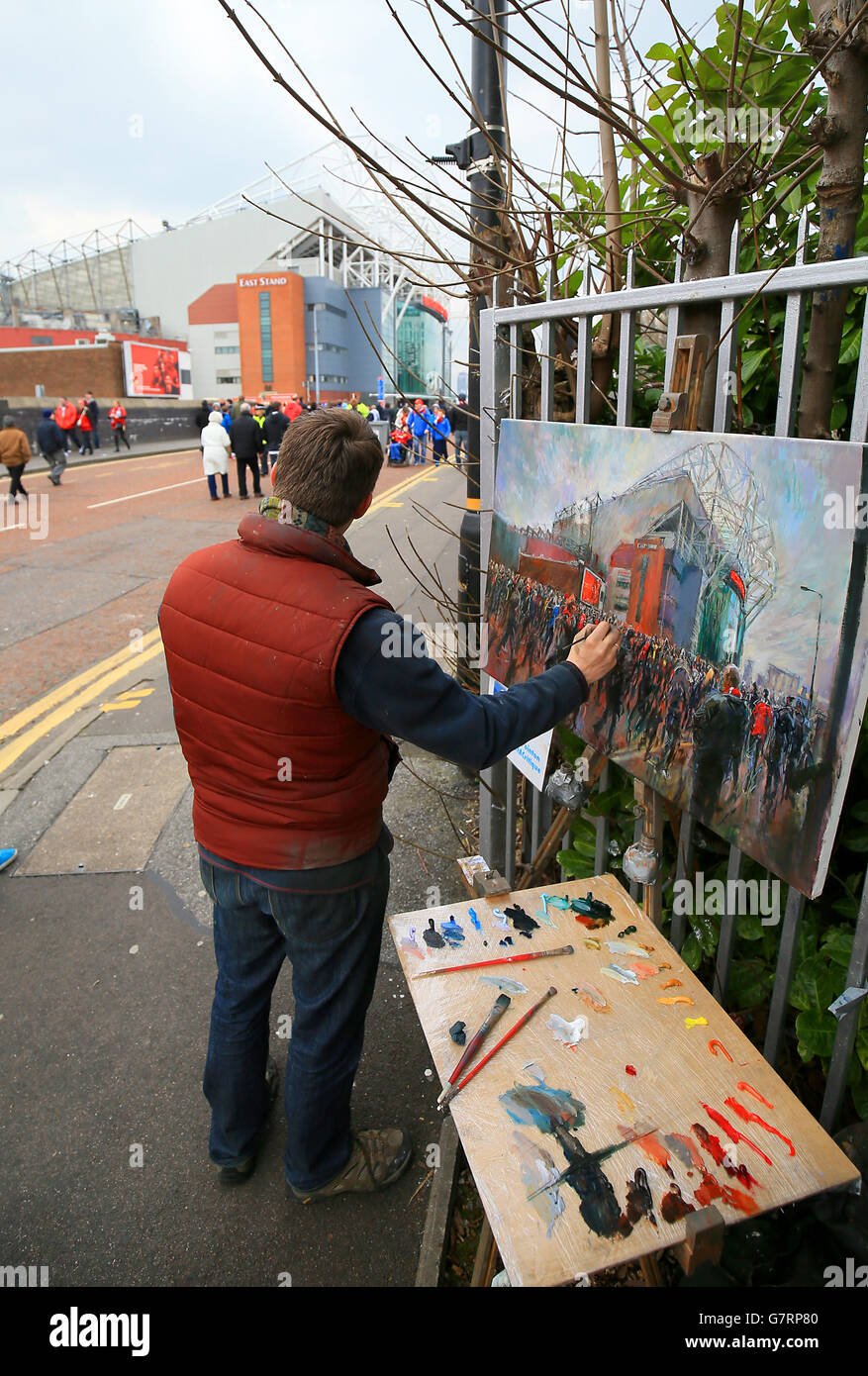 Künstler Rob Pointon malte ein Bild von Old Trafford vor dem Spiel zwischen Manchester United und Tottenham Hotspur. Stockfoto