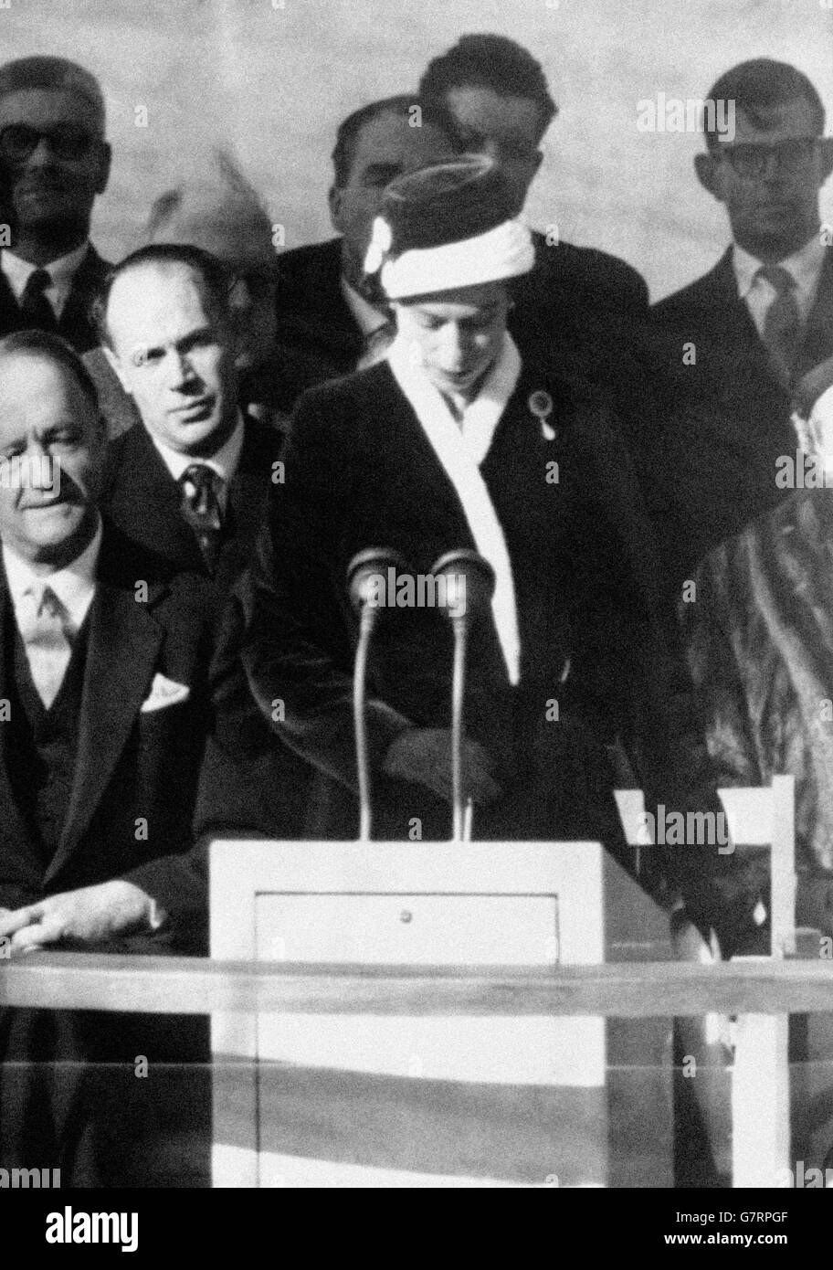 Die Königin schaltet sich um, als sie Calder Hall, Cumberland, das erste Atomkraftwerk der Welt, eröffnet, indem sie es in das nationale Stromnetz umschaltet. Mit Hilfe von Atomenergie wird die Anlage 92 Megawatt Strom an Haushalte und Fabriken in Großbritannien liefern. Calder Hall wird auch Plutonium für die Atomanlage in Windscale produzieren, die fünf Meilen entfernt ist. Stockfoto