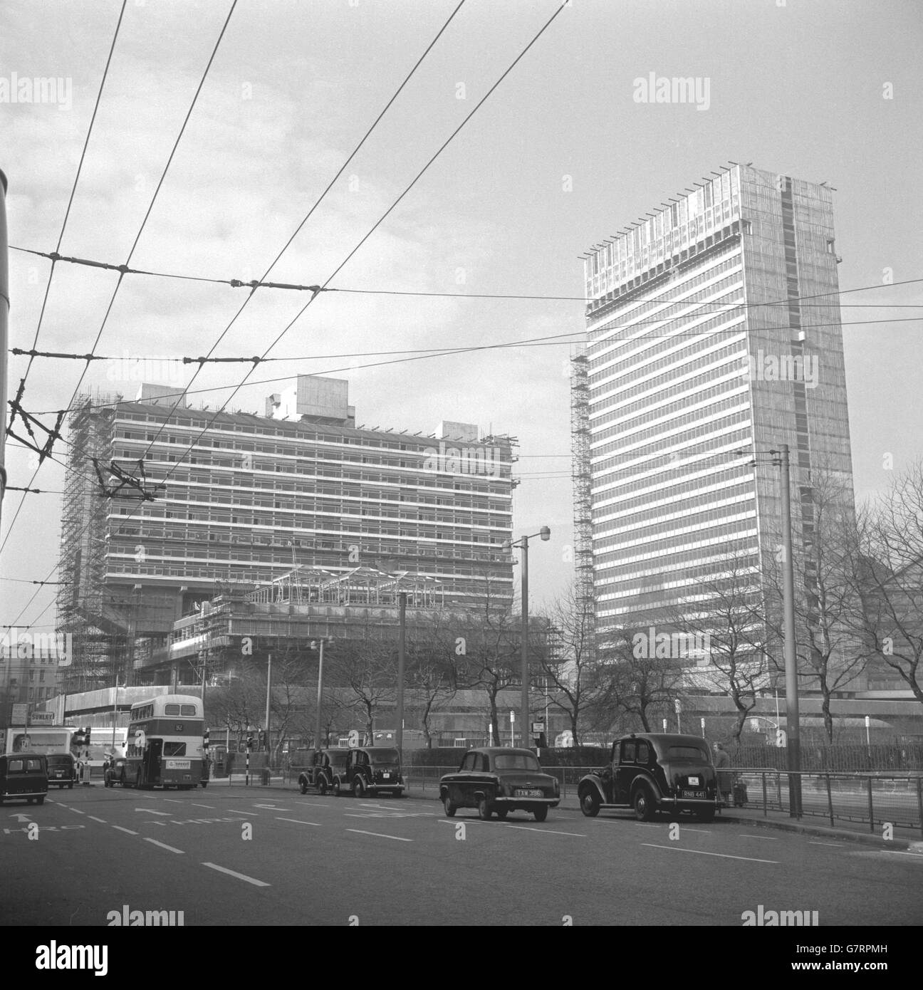 Manchester Piccadilly, übersehen von Neubauten im Wert von 5 Millionen Pfund. Auf der linken Seite befindet sich das 14-stöckige Piccadilly Hotel mit 264 Zimmern, das für Inde Coope Hotels errichtet wird. Stockfoto