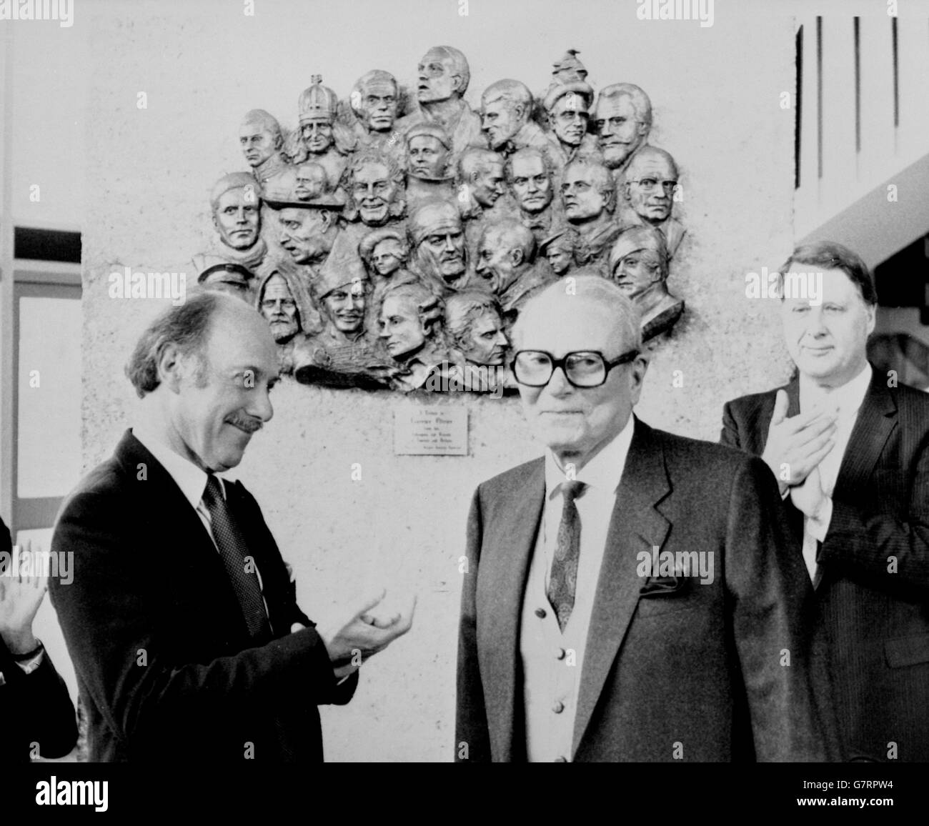 Lord Laurence Olivier abgebildet vor dem bronzenen Flachrelief, das er im Chichester Festival Theatre, West Sussex, enthüllte. Die Hommage, zu Ehren seiner selbst, zeigt 28 Gesichter des altgedienten Schauspielers in einigen seiner größten Rollen und wurde dem Theater von der britischen und amerikanischen Schauspielergewerkschaft gestiftet. Stockfoto