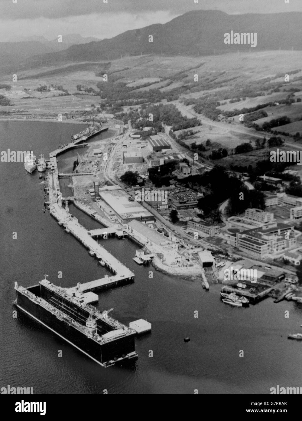 Faslane Naval Base von oben mit dem FAD 60 Floating Dock sichtbar. Stockfoto