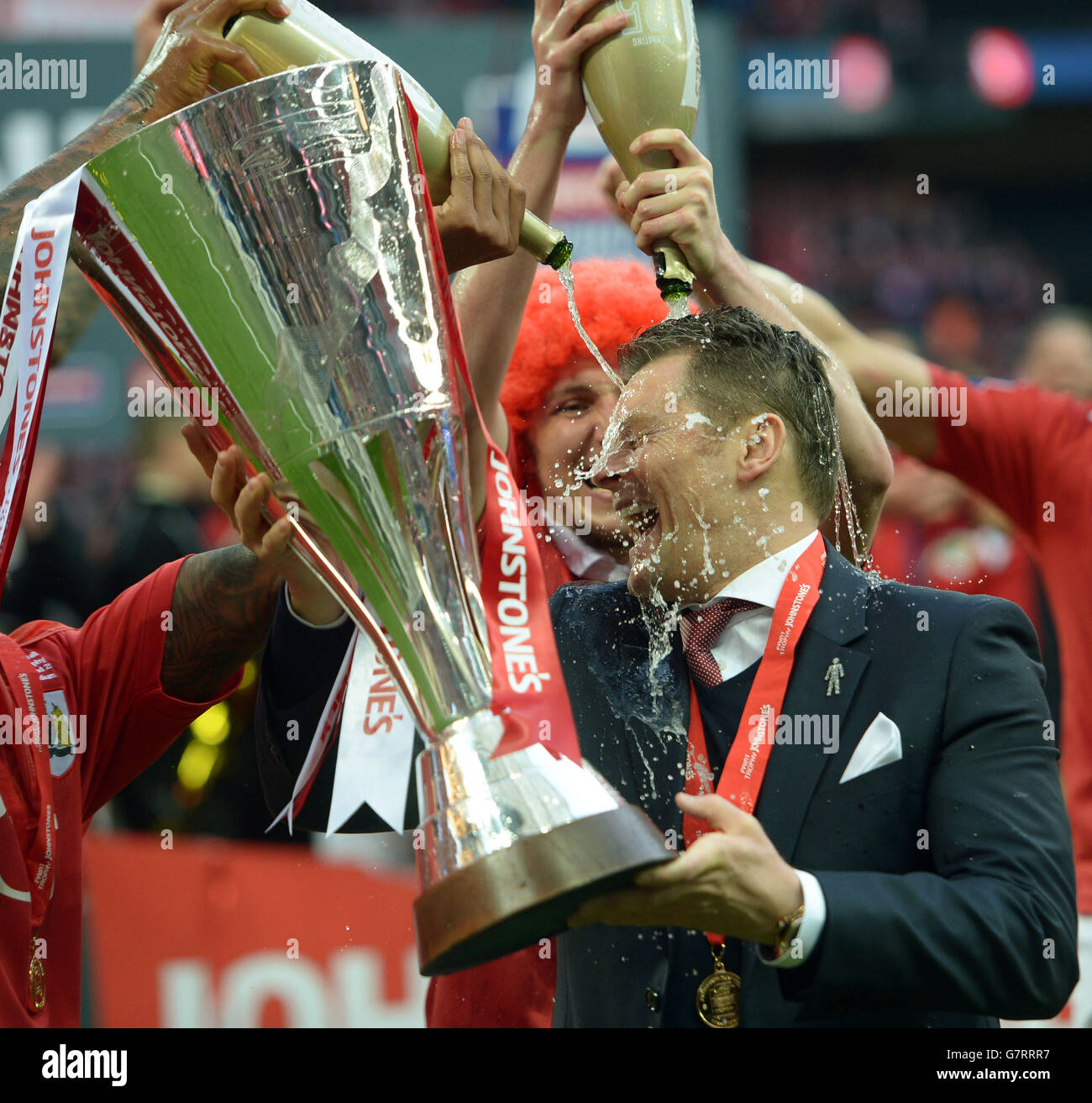 Fußball - Johnstone's Paint Trophy - Finale - Bristol City / Walsall - Wembley Stadium. Steve Cotterill, Manager von Bristol City, wird nach dem Johnstone's Paint Trophy Finale im Wembley Stadium, London, in Champagner übergossen. Stockfoto