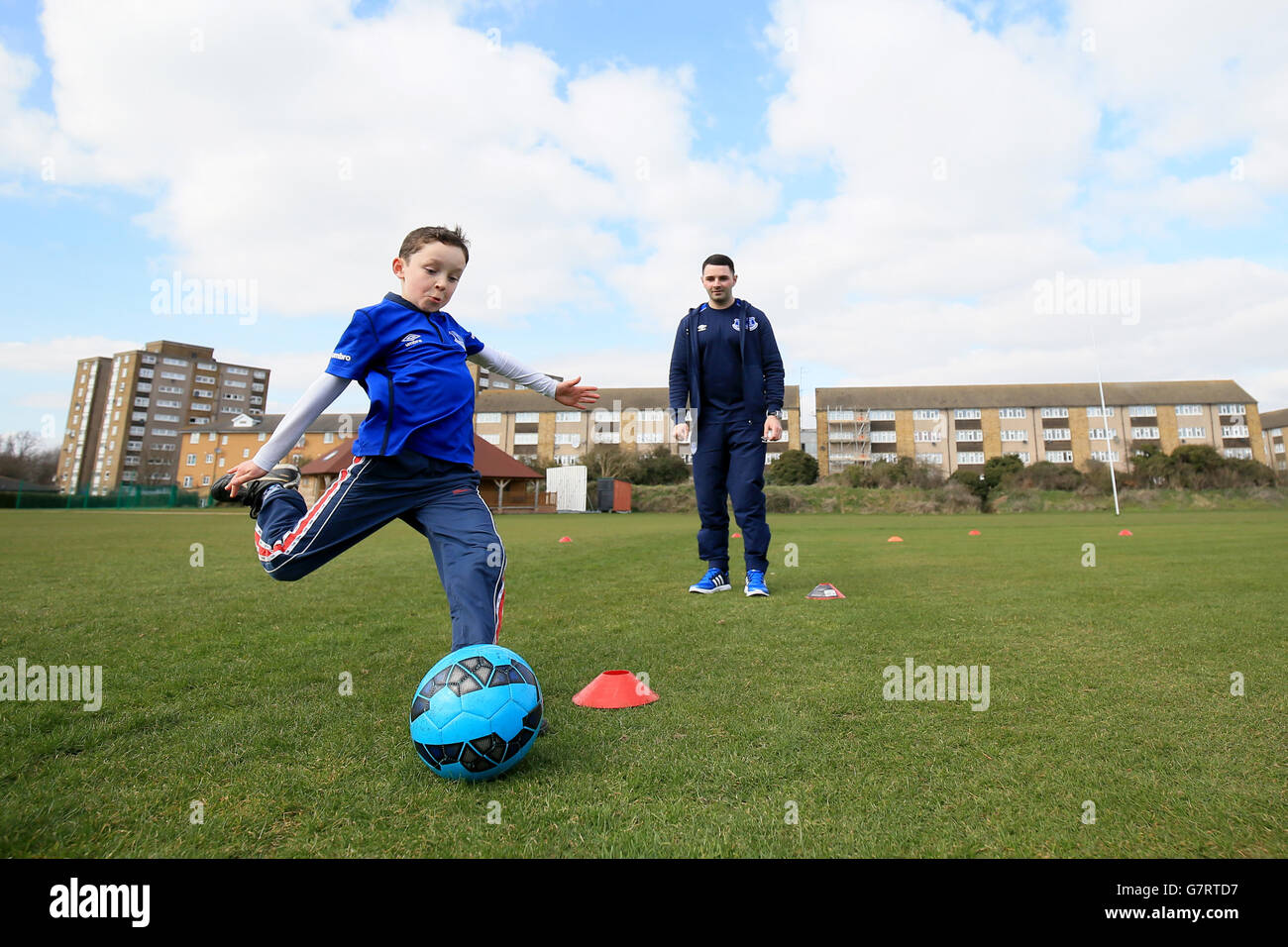 Everton-Fans spielen Fußball während des „Blues on Tour“-Events Vor dem Spiel Stockfoto