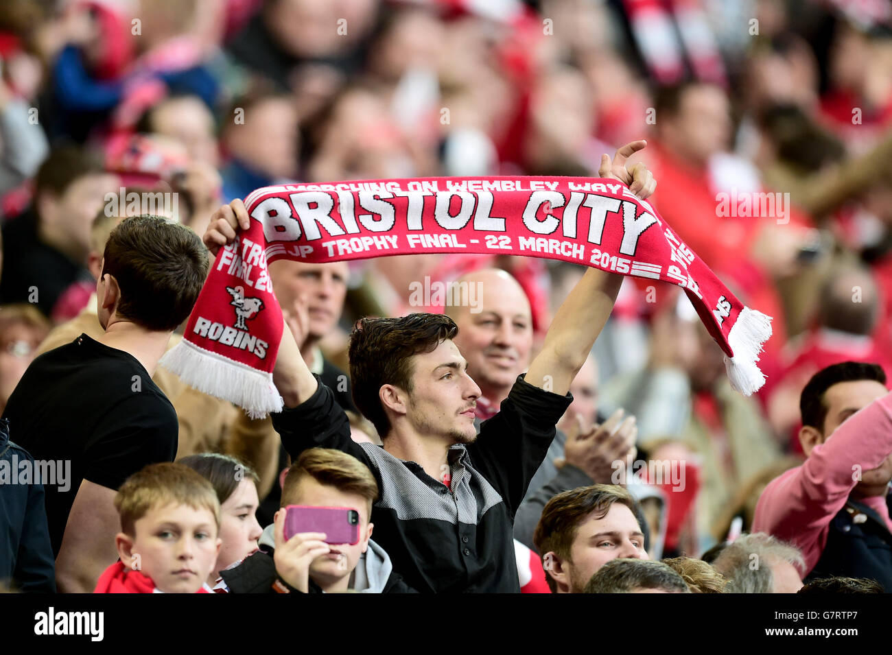 Fußball - Johnstone's Paint Trophy - Finale - Bristol City / Walsall - Wembley Stadium. Ein Fan von Bristol City zeigt seine Unterstützung auf den Tribünen Stockfoto