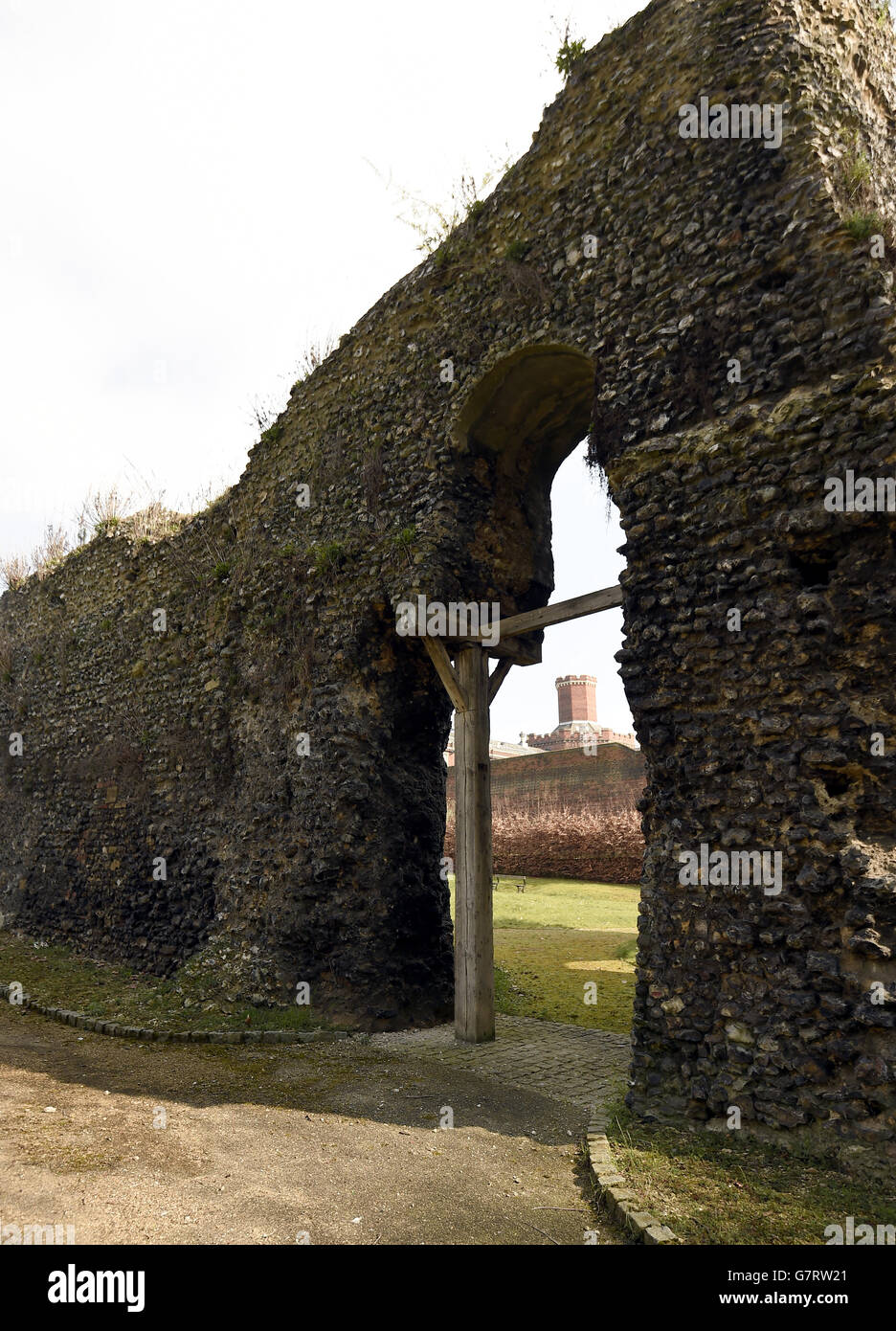 Abbey Stock Wird Gelesen. Gesamtansicht der Ruinen der Abtei von Reading im Stadtzentrum von Reading, die 1121 von Heinrich I. gegründet wurde Stockfoto