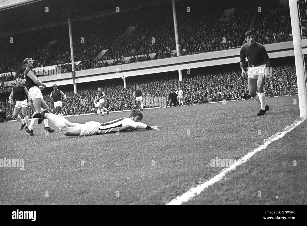 Jeff Astle (West Bromwich Albion) geht nach einem Tauchkopf, der sich außerhalb des Tores befindet, flach auf den Boden. West Hams Torhüter Bobby Ferguson (r) beobachtet den Ball weit gehen. Stockfoto