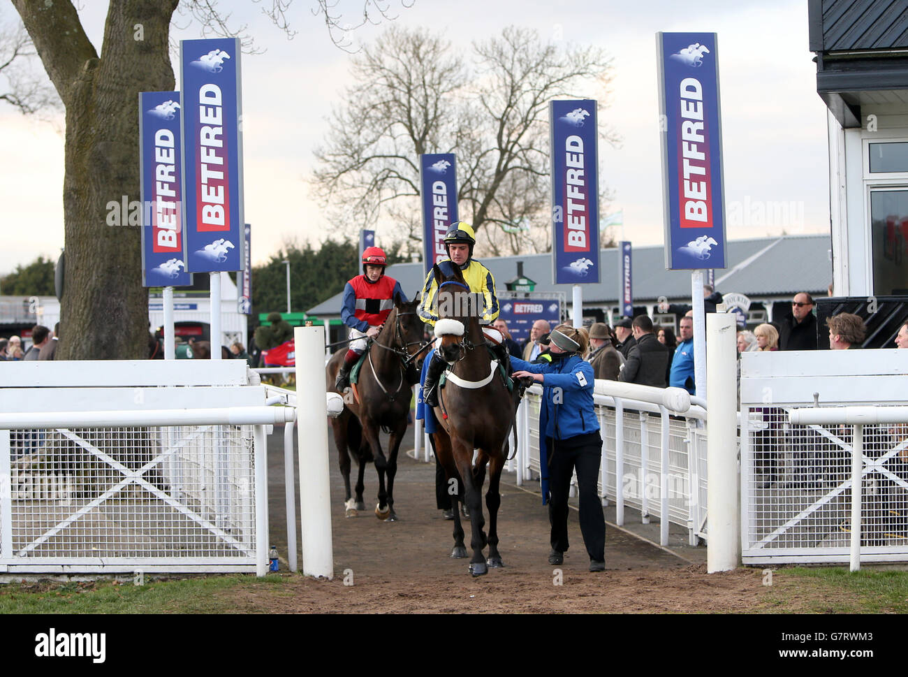 Die Pferde fahren bis zur Rennstrecke, vorbei an der Beschilderung von Betfred Betting auf der Uttoxeter Racecourse. DRÜCKEN Sie VERBANDSFOTO. Bilddatum: Samstag, 14. März 2015. Siehe PA Story RACING Uttoxeter. Bildnachweis sollte lauten: Simon Cooper/PA Wire. Stockfoto