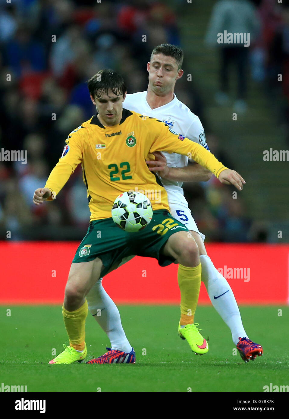 Der englische Gary Cahill (rechts) und der litauische Fedor Cernych kämpfen während des UEFA-Qualifying-Spiels der Gruppe E 2016 im Wembley Stadium, London, um den Ball. Stockfoto