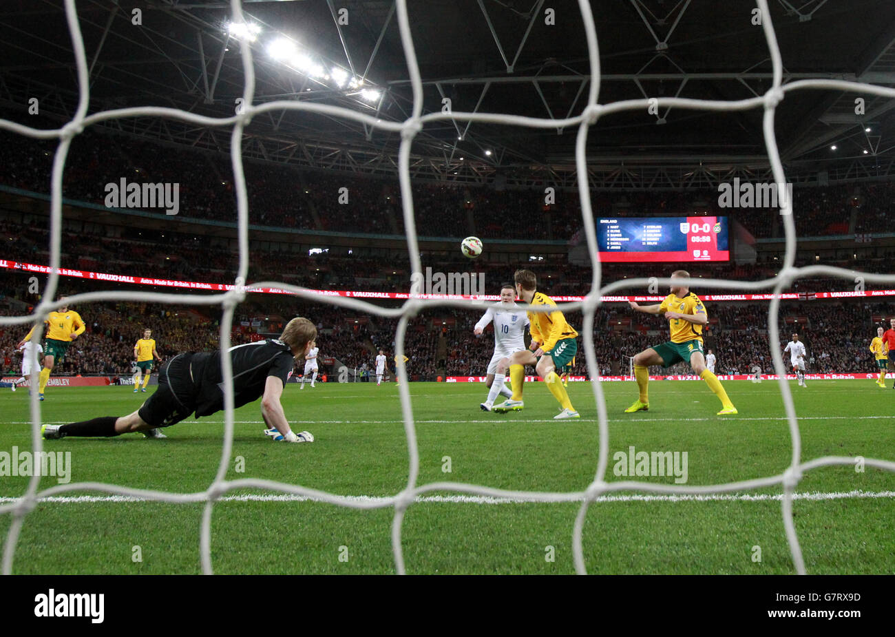 Der englische Wayne Rooney (Mitte) erzielt beim UEFA 2016 Qualifying, Gruppe E Spiel im Wembley Stadium, London, das erste Tor des Spiels seiner Mannschaft. Stockfoto