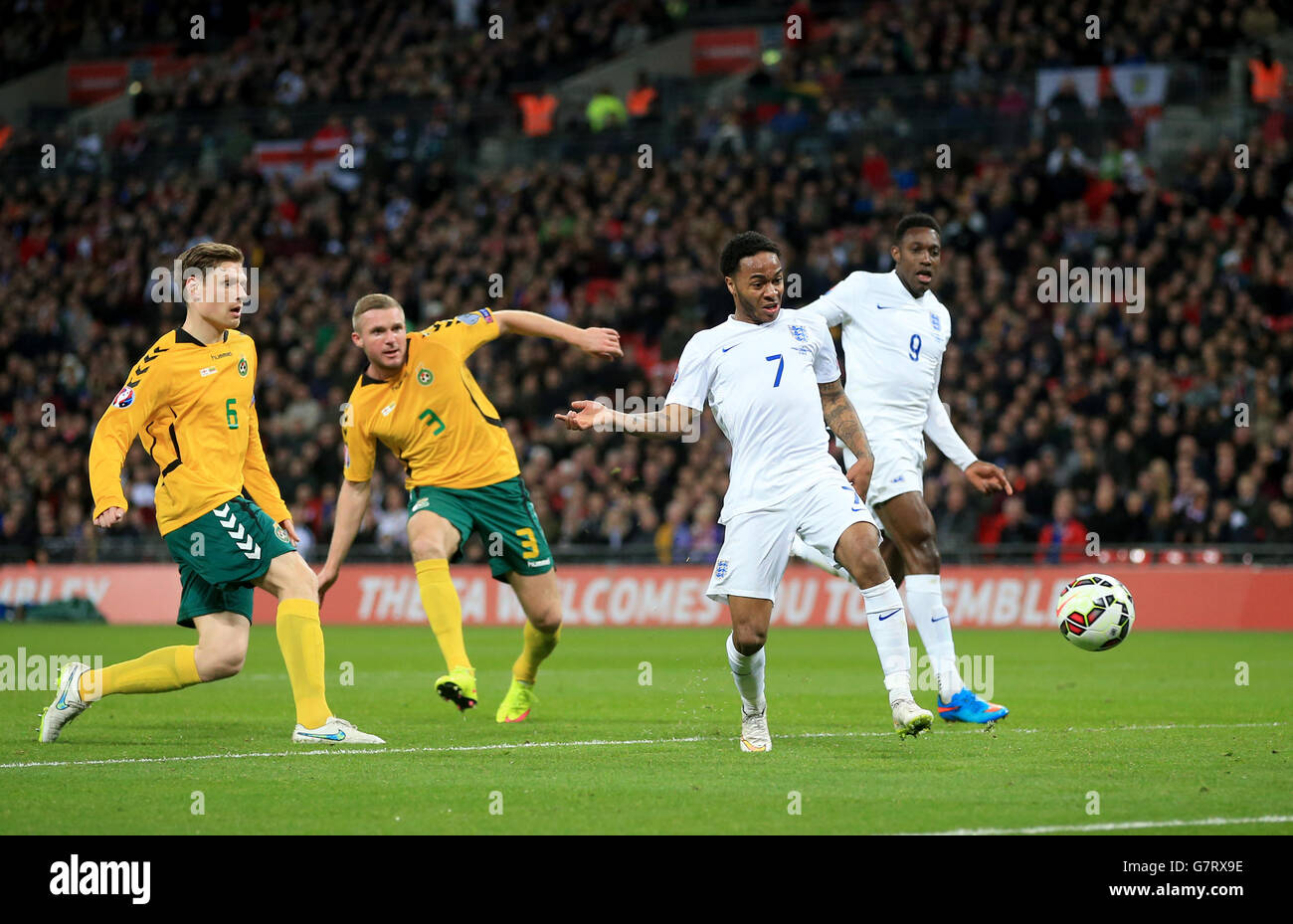 Der englische Raheem Sterling (zweiter rechts) erzielt beim UEFA 2016 Qualifying, Gruppe E Spiel im Wembley Stadium, London, das dritte Tor des Spiels seiner Seite. Stockfoto