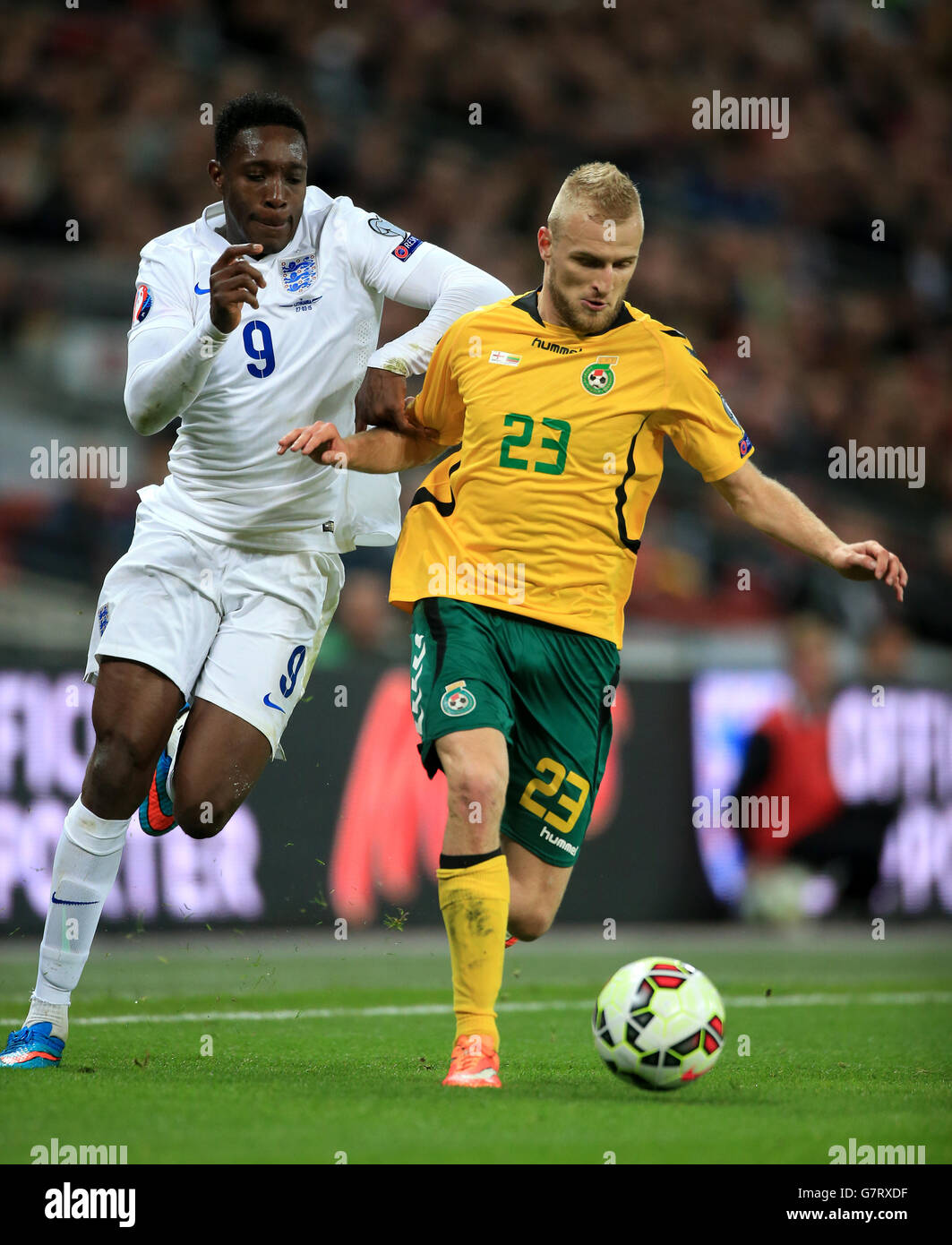 Der englische Danny Welbeck (links) und der litauische Vytautas Andriuskevicius kämpfen während des UEFA-Qualifying-Spiels der Gruppe E 2016 im Wembley Stadium, London, um den Ball. Stockfoto