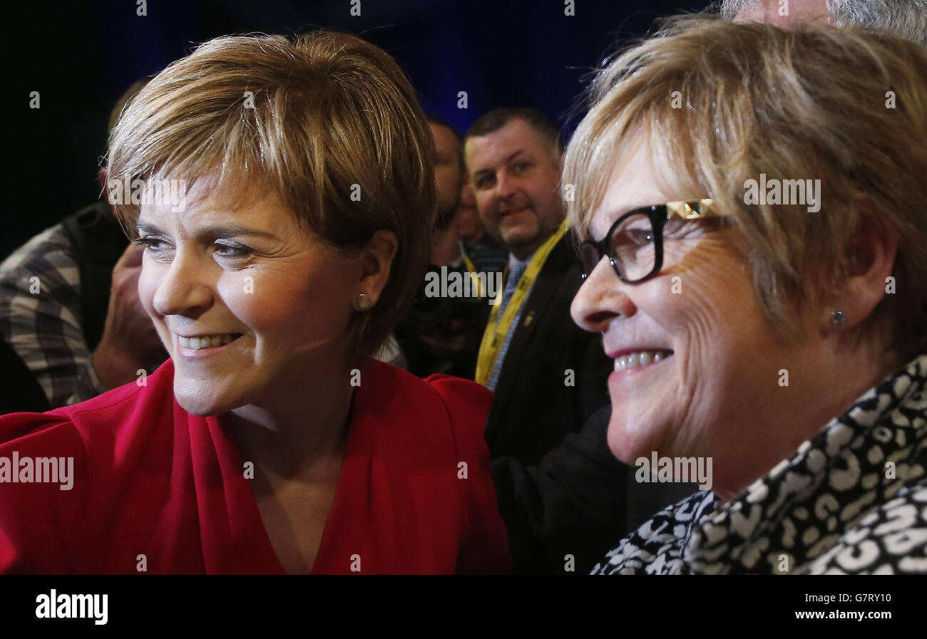 Erste Ministerin Nicola Sturgeon mit ihrer Mutter Joan Sturgeon nach einer Rede auf der SNP-Konferenz im SECC in Glasgow. Stockfoto