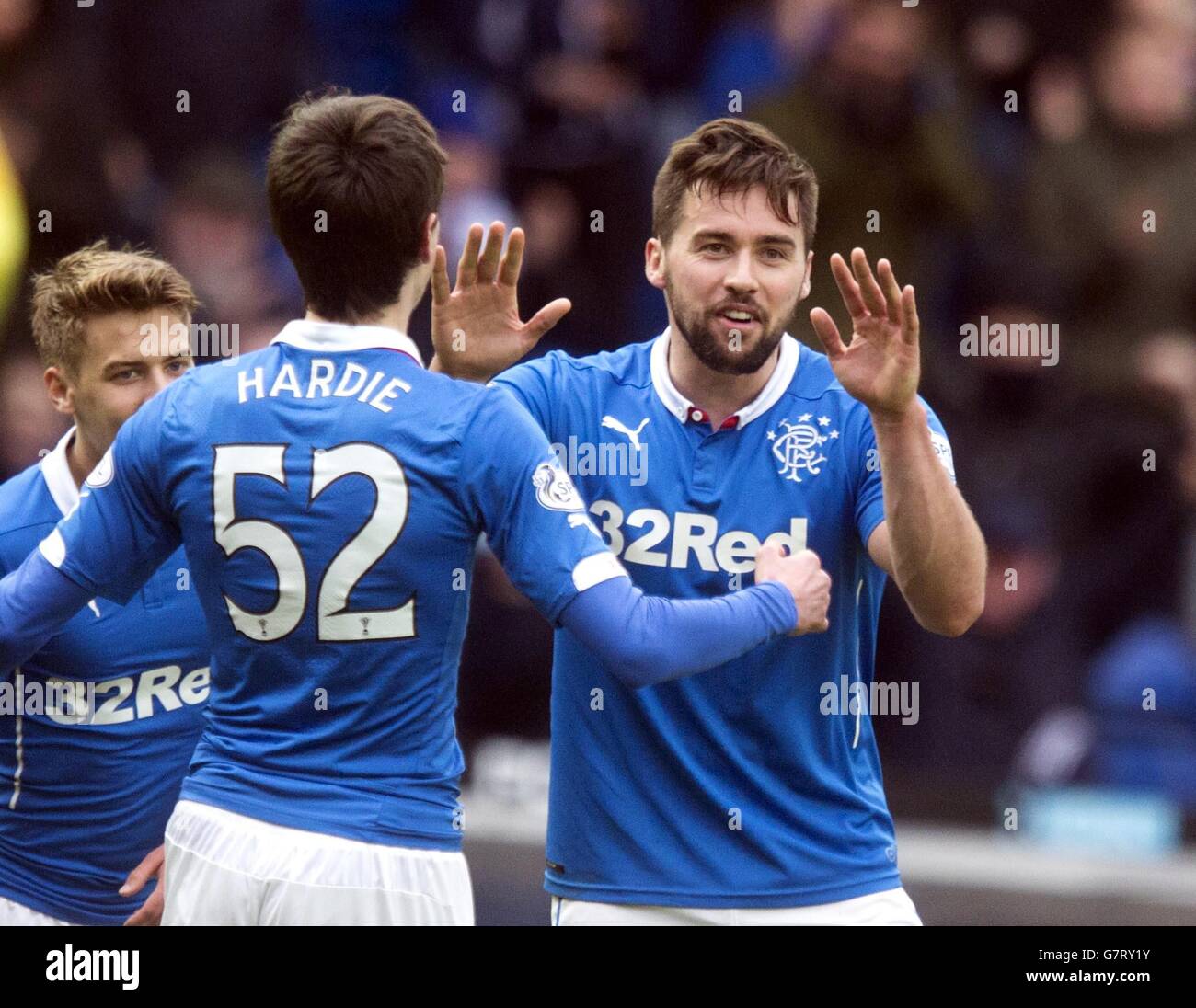 Rangers Darren McGregor (rechts) feiert Scoring seiner Seiten zweiten Tor des Spiels während der schottischen Meisterschaft Spiel in Ibrox, Glasgow. Stockfoto