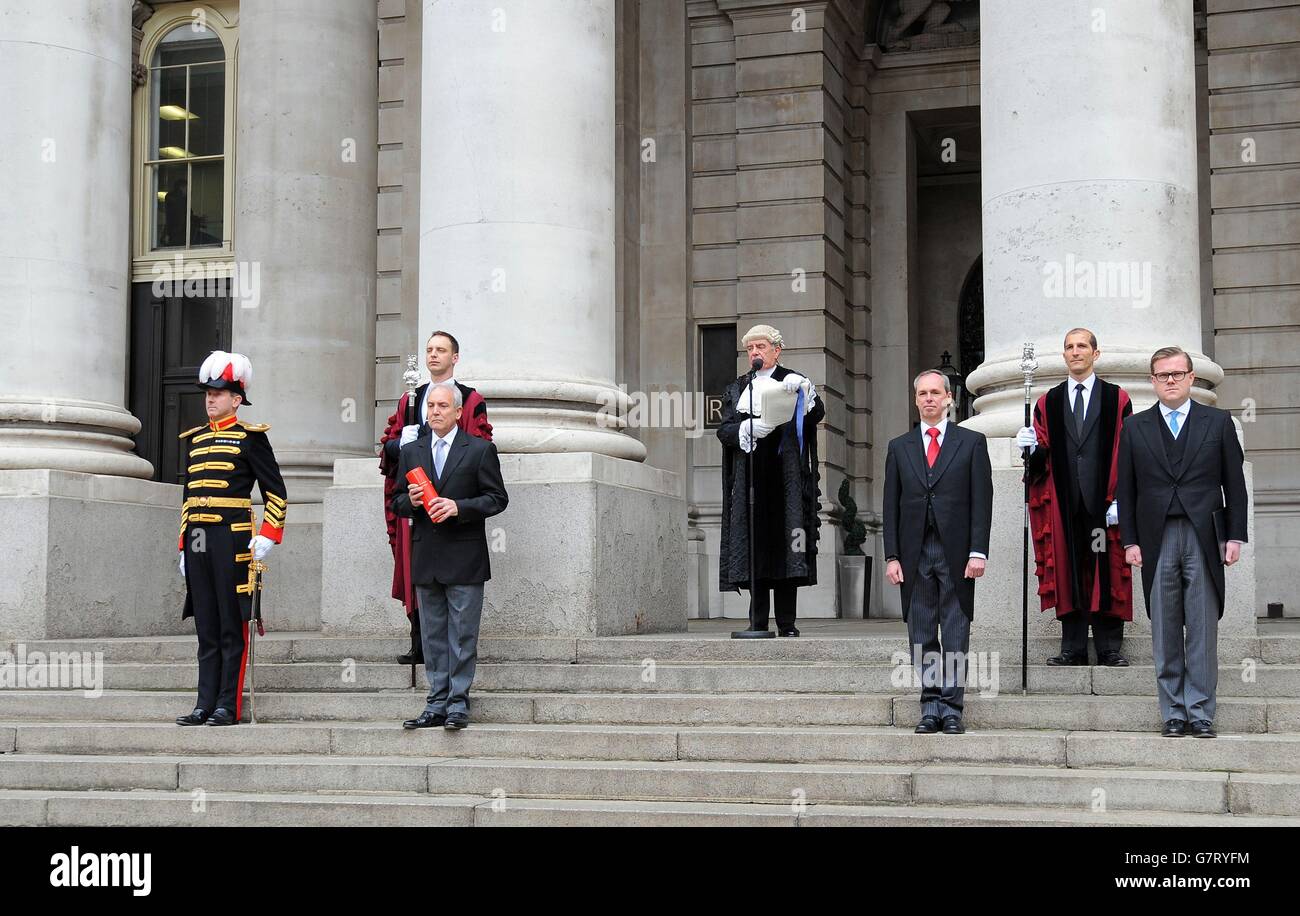Colonel Geoffrey Godbold, Common Cryer und Sergeant-at-Arms liest die Proklamation der Auflösung des gegenwärtigen Parlaments vor der Royal Exchange, London. Stockfoto