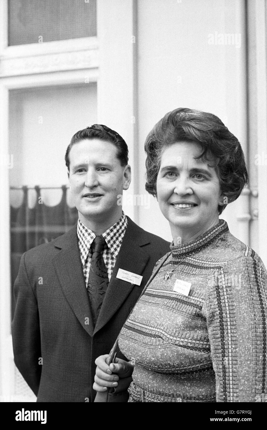 Jerry Chance mit seiner Frau bei der Pressekonferenz der Open University im Waldorf Hotel, London. Jerry Chance ist Absolvent der Universität. Stockfoto