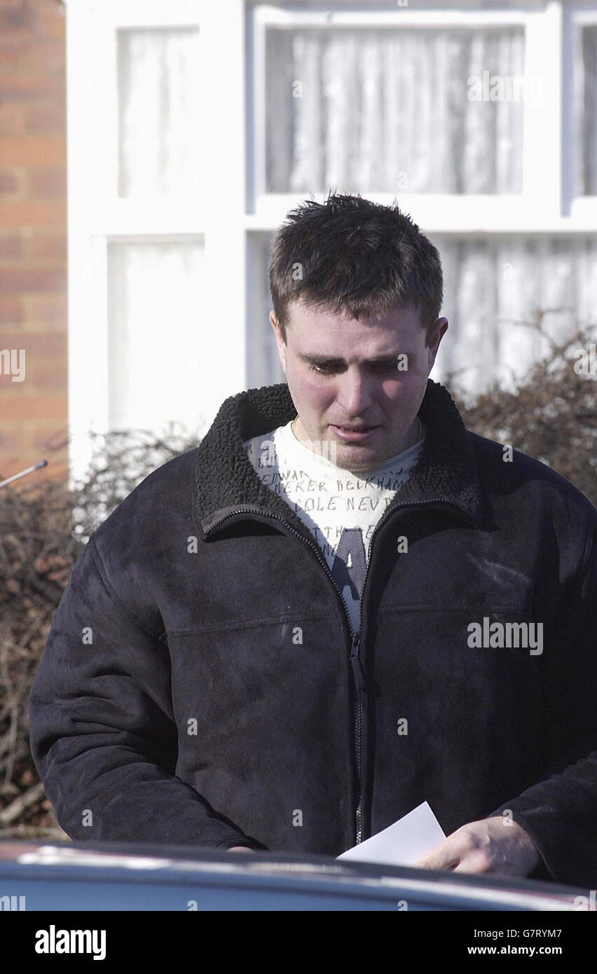 Paul Dyson, 30, verlässt sein Haus. Die Polizei durchsucht Wasserstraßen und Ödland nach der 22-jährigen Joanne Nelson, die am Valentinstag vermisst wurde, nachdem sie in ihrem Haus in Hull die Valentinskarten mit ihrem Verlobten Paul ausgetauscht hatte. Stockfoto