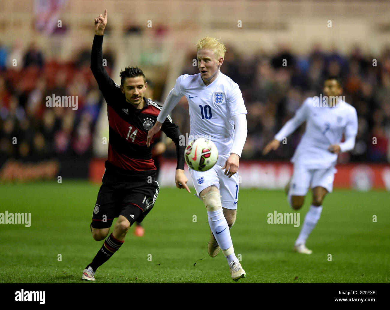 Der englische Wil Hughes (rechts) und der deutsche Julian Korb kämpfen während der Under 21 International im Riverside Stadium, Middlesbrough, um den Ball. Stockfoto