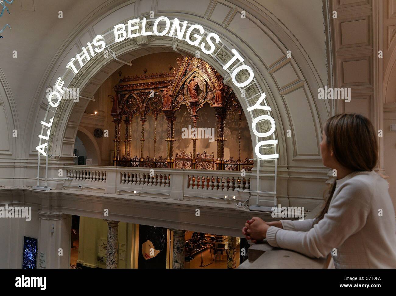 Über dem Haupteingang des Victoria & Albert Museums, wo am 1. April in London die Ausstellung „All of This Belongs To You“ für die Öffentlichkeit zugänglich ist, hängt ein Neonschild. Stockfoto
