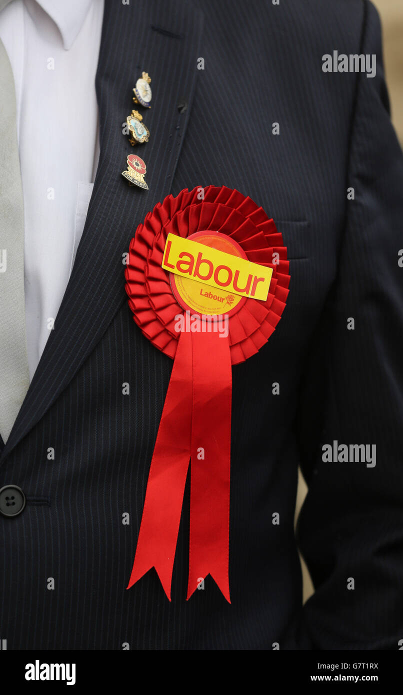 Ein Anhänger der Labour-Partei trägt eine Rosette, während der Labour-Führer Ed Miliband in Blackpool kämpft. Stockfoto