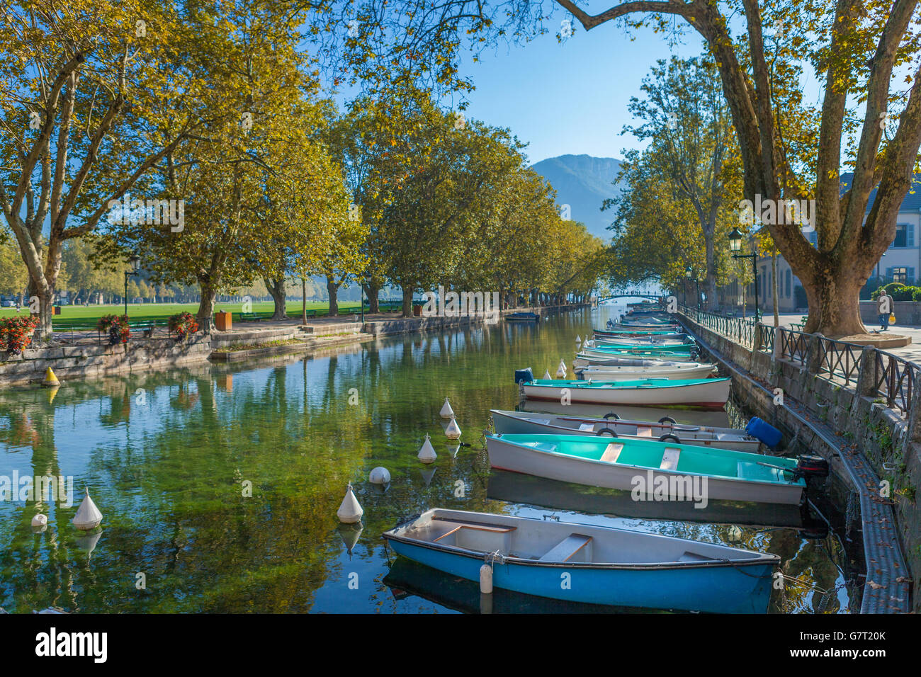 Schönen Abendlicht auf dem Vasse Kanal in Annecy Frankreich. Kleine Boote und Ruderboote auf dem Wasser Schaukeln. Canal Du Vasse Annecy Stockfoto