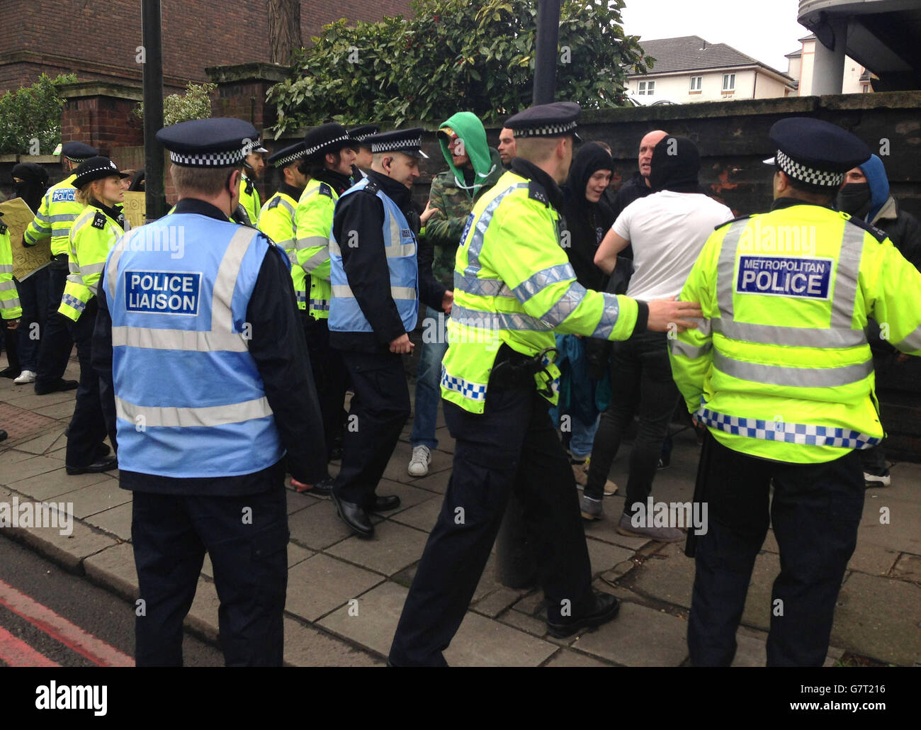 Protest vor der Londoner Moschee. Demonstranten, die von der Polizei vor der Londoner Zentralmoschee und dem Islamischen Kulturzentrum in London bewegt werden. Stockfoto