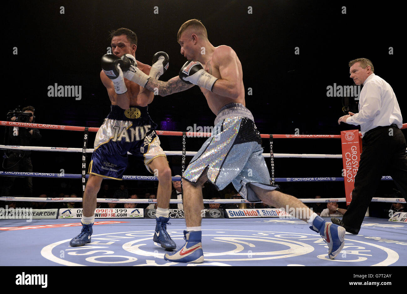 Anthony Nelson (rechts) in Aktion gegen Jamie Wilson während ihres Super Flyweight-Gefecht in der Metro Radio Arena, Newcastle. Stockfoto